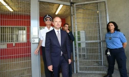 Le ministre de la Justice Jean-Jacques Urvoas (C) à la prison de Béziers, le 1er septembre 2016