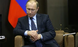 Le président russe Vladimir Poutine réagit après le crash d'un avion militaire russe, lors d'une rencontre avec le roi jordanien Abdallah II, le 24 novembre 2015 à Sotchi