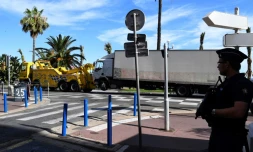 Le camion utilisé par Mohamed Lahouaiej-Bouhlel pour commettre l'attentat est évacué de la Promenade des Anglais, le 15 juillet 2016 à Nice