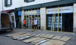 Travaux en cours le 23 août 2019 pour protéger les vitrines d'une agence immobiliÚre à Bayonne