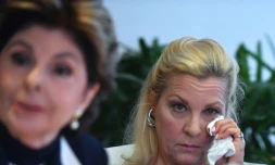 L'avocate Gloria Allred (g) et sa cliente, Robin (d), qui accuse Roman Polanski d'agression sexuelle lorsqu'elle était mineure, le 15 août 2017 à Los Angeles