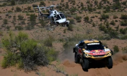 Le Français Stéphane Peterhansel au volant de sa Peugeot lors de l'étape San Juan-Cordoba du Dakar-2018, le 19 janvier 2018