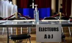 Du gel hydroalcoolique sur une table d'émargement dans un bureau de vote à Paris, le 13 mars 2020, deux jours avant le premier tour des municipales