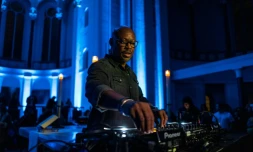 Le DJ et pasteur Robert Hood mixe dans l'église Saint Thomas à Berlin, le 9 novembre 2018