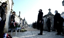Le président Emmanuel Macron devant le tombeau de l'ancien président François Mitterrand le 8 janvier 2021 à Jarnac