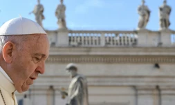 Le pape François arrive sur la place Saint-Pierre au Vatican, le 10 octobre 2018