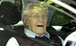 Oskar Groening, ancien SS et comptable d'Auschwitz, après l'annonce du verdict à Lueneburg (nord de l'Allemagne), le 15 juillet 2015