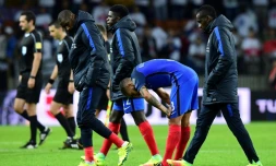 Les joueurs de l'équipe de France quittent la pelouse du stade de Borisov après le nul 0-0 face au Belarus en qualifications pour le Mondial-2018, le 6 septembre 2016
