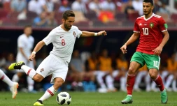 Le milieu du Portugal Joao Moutinho dégage le ballon face au Marocain Younes Belhanda, le 20 juin 2018 à Moscou 