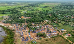 Des civils déplacés par le combat dans un camp de fortune près d'un temple dans la province d'Oddar Meanchey, au Cambodge, le 26 juillet 2025