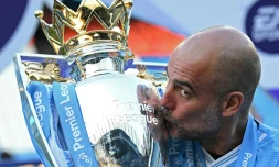 Pep Guardiola embrasse le trophée de la Premier League, le 19 mai 2024 à l'Etihad Stadium