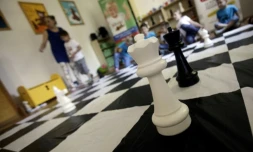 Des enfants prennent la place des pièces du jeu d'échec dans une école de Budapest, le 14 juin 2014