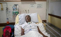 Elenice da Silva pratique des exercices de respiration dans une unité de soins "post covid-19" de l'hôpital universitaire Pedro Ernesto à  Rio de Janeiro, le 15 juillet  2020