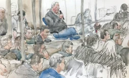 Sur ce croquis d'audience réalisé le 17 septembre 2024, Dominique Pelicot s'exprime à son procÚs à Avignon (Vaucluse)