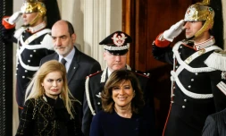 La présidente du Sénat italien Maria Elisabetta Alberti Casellati (c) sort d'une réunion avec le président Sergio Mattarella au palais présidentiel de Quirinale, à Rome, le 4 novembre 2018