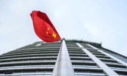 Un drapeau chinois flotte sur le nouveau bureau de défense de la sécurité nationale installé à Hong Kong, le 8 juillet 2020