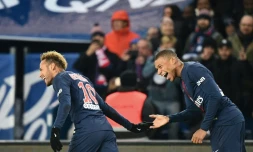 Les joueurs du PSG Kylian Mbappé (d) et Neymar buteurs lors de la victoire à domicile 2-1 face à Lille en 12e journée de L1