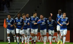 Les Lyonnais se congratulent après le but de Maxwel Cornet contre Lille, le 18 novembre 2016 au stade Pierre Mauroy