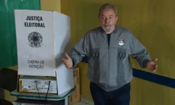 L'ex-président Luiz Inacio Lula da Silva du parti des Travailleurs (PT, gauche) quitte son bureau électoral aprÚs avoir voté pour les élections municipales à Sao Bernardo do Campo, 25 km au sud de Sao Paulo, Brésil, le 2 octobre 2016