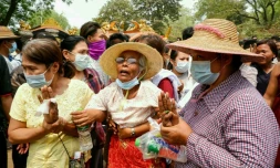 Une femme birmane éplorée lors des funérailles de Kyaw Win Maung, une des nombreuses victimes de la répression samedi, le 28 mars 2021 à Mandalay