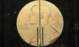 Vue de l'entrée de l'Académie suédoise, affichant une médaille à l'effigie d'Alfred Nobel, le 9 octobre 2025 à Stockholm