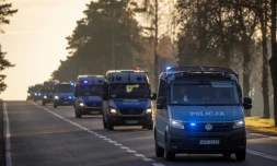 Des véhicules de police polonais se dirigeant vers la frontière avec le Bélarus, entre Sokolka et Kuznica, le 10 novembre 2021