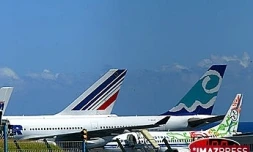 Appareils d'Air France, de Corsair, et d'Air Austral sur la piste de l'aéroport Roland Garros à Sainte-Marie