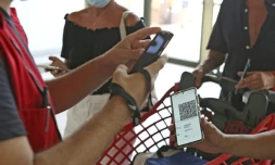 Contrôle du pass sanitaire à l'entrée d'un centre commercial à Ajaccio, le 16 août 2021