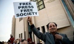 "Presse libre, société libre" proclame la pancarte d'un manifestant près du tribunal d'Istanbul où a repris ce 1er avril le procès de deux journalistes du quotidien d'opposition Cumhuriyet, le rédacteur en chef Can Dundar et le chef du bureau d'Ankara Erdem Gul