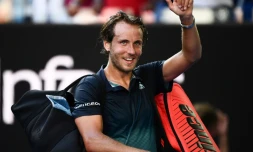 Le Français Lucas Pouille salue les supporters après sa victoire face au Canadien Raonic en quarts de finale de l'Open d'Australie, le 23 janvier 2019 à Melbourne
