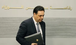 Photo fournie par l'agence libanaise Dalati and Nohra montrant le Premier ministre libanais Hassane Diab délivrant un discours au siège du gouvernement dans la capitale Beyrouth, le 7 mars 2020