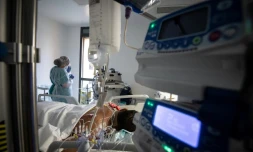 Une soignante s'occupe d'un patient atteint du Covid-19 à l'unité de soins intensif de l'hôpital Pierre Zobda-Quitman à Fort-de-France, le 29 août 2021 en Martinique