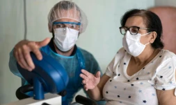 Malika Fisli, atteinte par le coronavirus en mars, lors d'une séance de rééducation avec un médecin de l'unité de médecine physique et réadaptation de l'hÎpital Emile Muller, le 29 avril 220 à Mulhouse