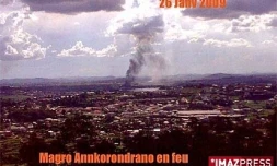 Lundi 26 Janvier 2009

Le grossiste Magro (groupe TIKO - appartenant au président Marc Ravalomanana) en feu à 15 heures (heure de Madagascar)

Photo DR