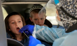 Un médecin pratique un test Covid sur un enfant dans un centre de dépistage de Jérusalem, le 29 juillet 2021