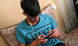 Un jeune Afghan joue au jeu vidéo PUBG que les talibans veulent interdire, le 27 mai 2022 à Kaboul