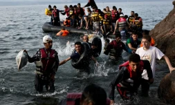 Des migrants arrivés en bateau de Turquie accostent sur l'île grecque de Lesbos le 9 septembre 2015