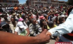 Mercredi 28 janvier 2009 Antananarivo  meeting du maire de la ville  sur la place du 13 mail  devant  plus de 15000 personnes