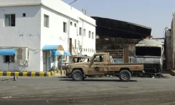 Les forces pro-gouvernementales stationnent devant une usne, dan sle port yéménite d'Hodeida, le 13 novembre 2018