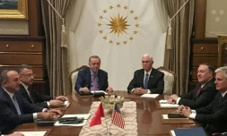 Le président turc Recep Tayyip Erdogan et le vice-président américain Mike Pence (au centre, gauche et droite respectivement) lors d'une réunion de négociation d'une trève en Syrie au complexe présidentiel turc à Ankara, le 17 octobre 2019.