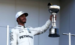 Le Britannique Lewis Hamilton (Mercedes) pose avec son trophée après sa victoire au GP du Japon, le 8 octobre 2017 à Suzuka