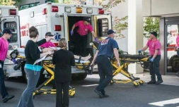 Des victimes de la fusillade sont transportées aux urgences à Mercy Medical Center à Roseburg, dans l'Oregon, le 1er octobre 2015