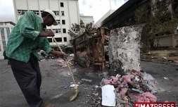 Jeudi 29 janvier 2009

 Antananarivo le personnel de radio et la télévision  nationale malgache  nettoient les locaux devastés par les émeutiers