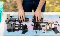 Clara Elliott présente des armes lors d'un cours d'initiation au tir, à Midlothian, en Virginie, le 11 avril 2026