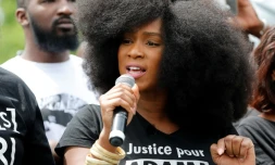 Assa Traoré, la s?ur d'Adama Traoré, lors d'un rassemblement contre le racisme et les violences policiÚres, place de la République à Paris le 13 juin 2020