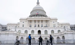 Des agents de la police du Capitole de Washington patrouillent devant le bâtiment, siège du Congrès américain, le 6 janvier 2026