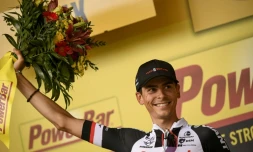 Le Français Warren Barguil savoure sur le podium sa victoire dans la 13e étape du Tour de France, le 14 juillet 2017 à Foix
