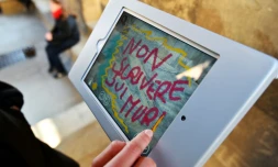 Lors de la visite du Campanile de Giotto à Florence, les touristes sont invités à dessiner leurs grafittis sur des tablettes, le 17 mars 2016