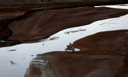 Un motard lors d'une étape du Dakar-2016 entre Uyuni en Bolivie et Salta en Argentine, le 9 janvier 2016