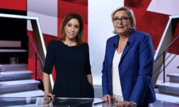 Marine Le Pen en compagnie de la journaliste Léa Salamé sur le plateau de "L'Emission politique" sur France 2, à Paris le 19 octobre 2017